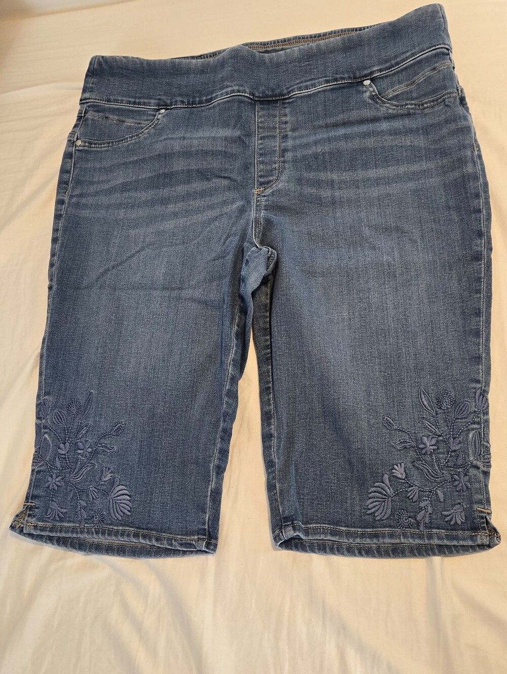 Chico's Embroidered Light Blue Stretch Pull-On Jegging Pedal Pusher In Size 3.5